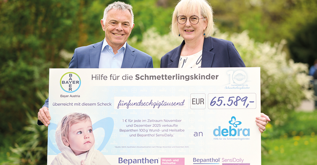 Dr. Rainer Riedl (DEBRA Austria) und  Mag. Susanne Eibegger (Bayer Austria) bei der  symbolischen Scheck&uuml;bergabe: 65.589 Euro  flie&szlig;en in Forschung und Versorgung von  Menschen mit Epidermolysis bullosa. &copy; Beigestellt