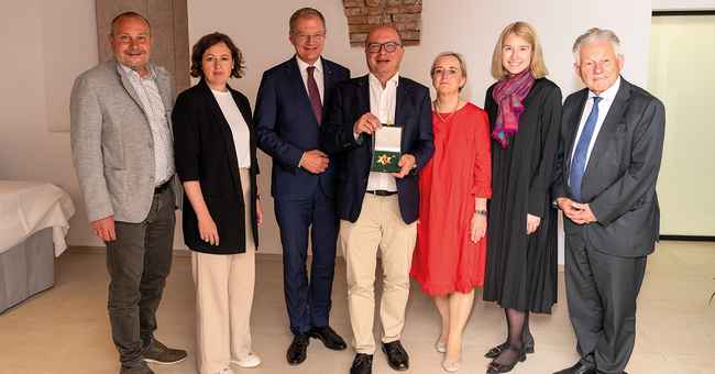 v. l. n. r.: Bad Leonfeldens Bürgermeister Thomas Wolfesberger, Vize­bürgermeisterin Elisabeth Haiböck, Landeshauptmann Thomas Stelzer, Ehrenpreisträger Thomas W. Veitschegger mit Gattin Catherina und LHStv. Christine Haberlander neben LH a. D. Josef Pühringer © Mirko Gaff