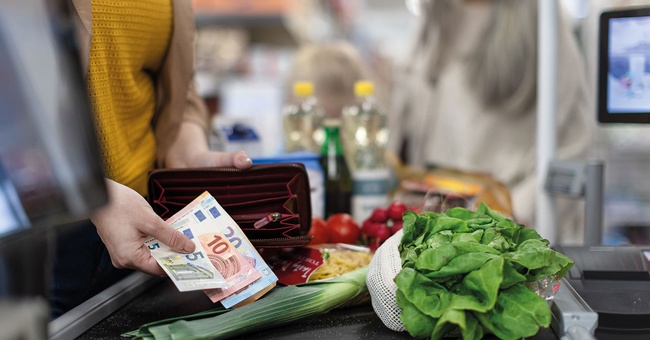 Die Senkung der MWSt. auf Grundnahrungsmittel oder eine kostenlose Gemeinschaftsverpflegung könnten der Ernährungsarmut entgegenwirken.  © Shutterstock