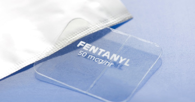 Die Tr&auml;gheit von transdermalen therapeutischen Systemen (TTS) mit Fentanyl hat auch Nachteile: Nebenwirkungen  oder &Uuml;berdosierungserscheinungen halten aufgrund des Hautdepots auch nach der Pflasterentfernung noch l&auml;nger an. &copy; AdobeStock