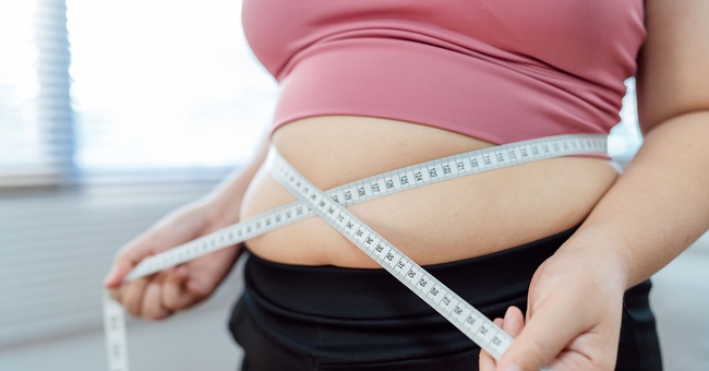 Frau misst BMI © Shutterstock
