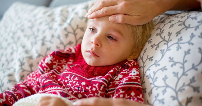 Kind liegt mit Fieber im Bett © Shutterstock