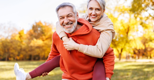 Mann und Frau sind glücklich draußen bei Herbstwetter © Shutterstock