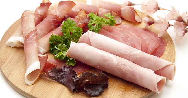 Schinken auf einem Holzbrett © Shutterstock