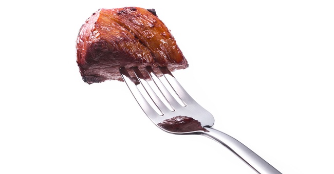 St&uuml;ck Fleisch auf einer Gabel &copy; Shutterstock
