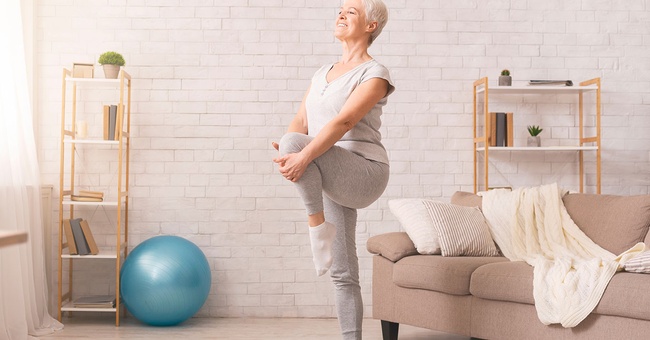 Ältere Dame macht Sport © Shutterstock