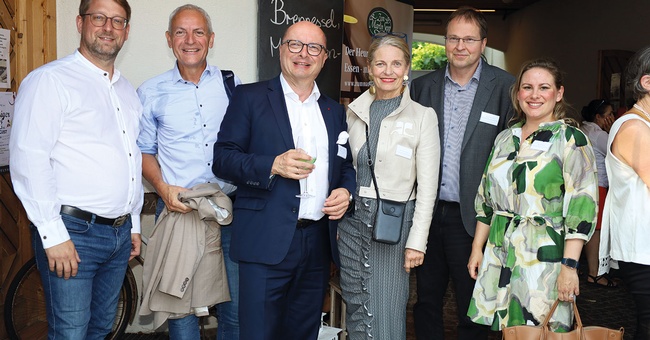 Verbandsdirektor Mario Wolfram, Günter Waxenecker (AGES), Verbands-Präsident Thomas W. Veitschegger, Apothekerkammer-Präsidentin Ulrike Mursch-Edlmayr, Kammeramtsdirektor Walter Marschitz und die stv. Kammeramtsdirektorin Elisabeth Zimmerer beim Empfang ©   Christian Fürst/Apothekerverband