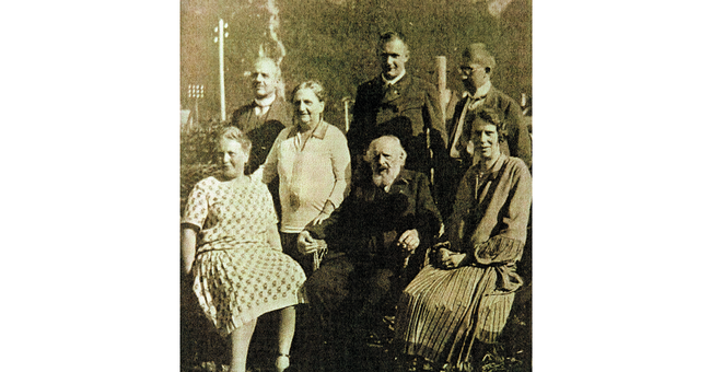 Gr&uuml;ndeten 1926 die Internationale Gesellschaft f&uuml;r die Geschichte der Pharmazie (v.&thinsp;l.&thinsp;n.&thinsp;r.): Ludwig Winkler, Fritz Ferchl und Walther Zimmermann (hinten) sowie (davor) Emma Ferchl, Elisa Tschirch, Alexander Tschirch und Anna Winkler. &copy; Familienarchiv Winkler