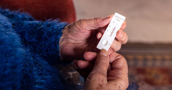 Alte Person hält einen Corona-Test in den Händen © Shutterstock