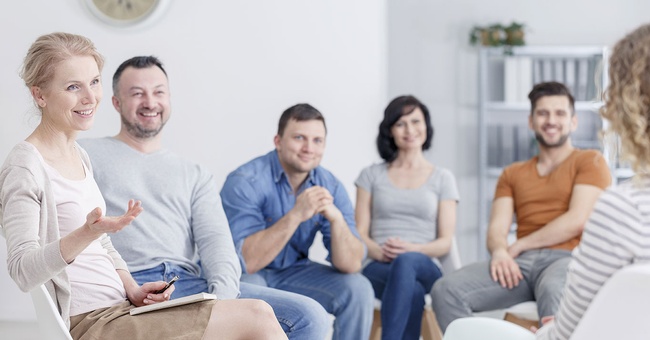 Das Gespräch in einer Balint-Gruppe soll zu einer Perspektivenerweiterung beitragen. © Shutterstock