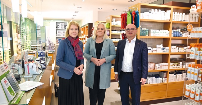 Mag. Christine Haberlander (LH-Stellvertreterin und Gesundheitslandesrätin OÖ) und Dr. Angelika Winzig (ÖVP-Delegationsleiterin in Brüssel, Abgeordnete zum Europäischen Parlament) mit Verbandspräsident Thomas W. Veitschegger  © Land Oberösterreich