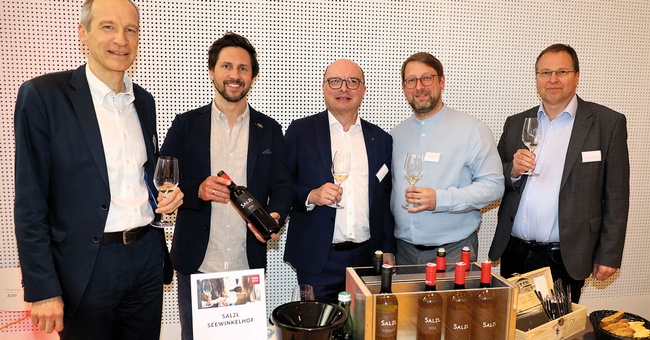  V. l.: Lukas Stärker (Kammeramtsdirektor Österreichische Ärztekammer), Günter Engelbert (Weingut Salzl), Thomas W. Veitschegger (ÖAV), Mario Wolfram (ÖAV) und Walter Marschitz (Apothekerkammer)  © beigestellt