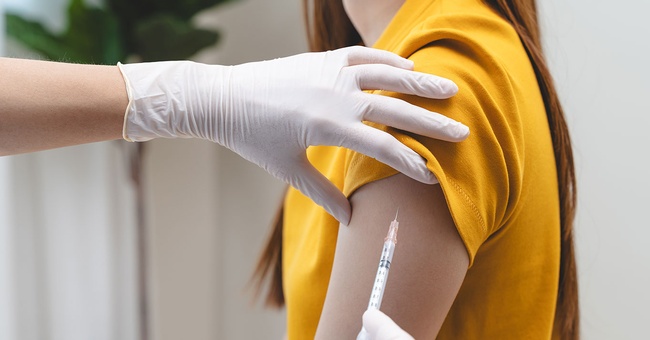 Eine Ärztin führt eine Impfung durch © Shutterstock