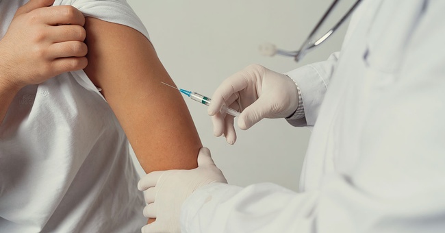 Arzt impft Patienten © Shutterstock