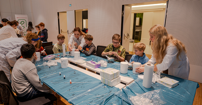 Die Schüler:innen der 4B  der De la Salle-Schule  in Strebersdorf schlüpften fasziniert in die Rolle  kleiner Apotheker:innen. © Christoph Schipp