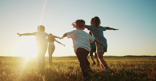 Kinder laufen im Freien bei Sonnenuntergang &copy; Shutterstock