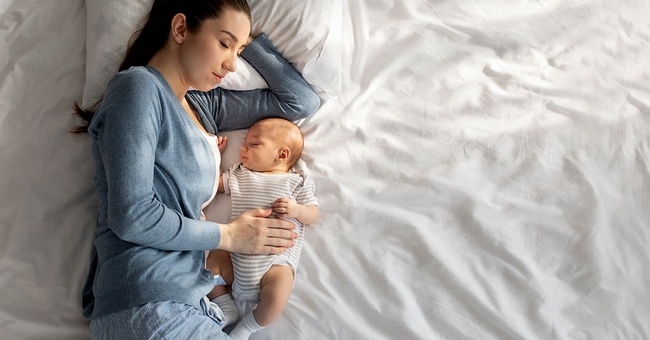 Baby schläft bei seiner Mama © iStock