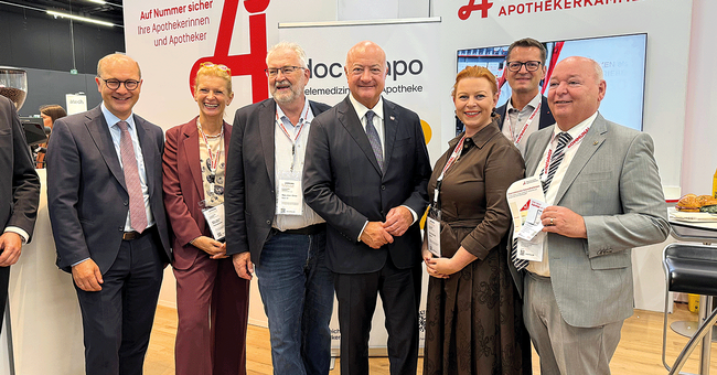 Die Funktion&auml;r:innen der Apothekerkammer hie&szlig;en auf der Kommunalmesse 2026 Dutzende Ehreng&auml;ste willkommen, darunter  Bundesministerin f&uuml;r Landesverteidigung Klaudia Tanner (linkes Bild, Mitte) sowie Bundeskanzler Christian Stocker (rechtes Bild, Mitte). &copy; &Ouml;sterreichische Apothekerkammer