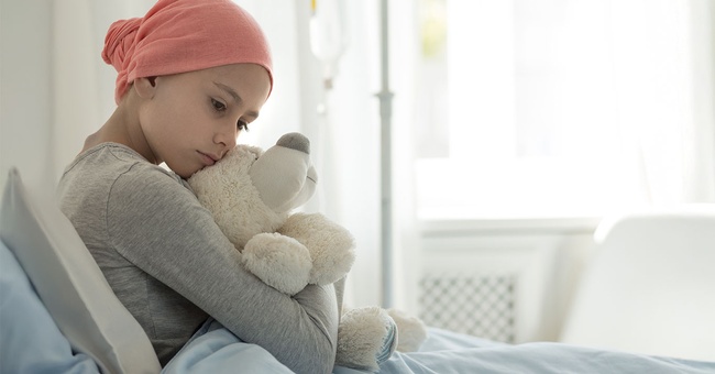 Kind in Krebsbehandlung © Shutterstock