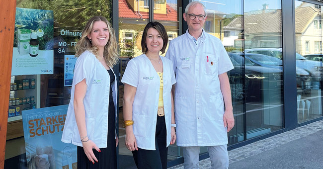 V.&thinsp;l.&thinsp;n.&thinsp;r.: Die Lebensretter:innen PKA Julia Ballwein, PKA Daniela Seitner und Mag. pharm. Volker Binder &copy; beigestellt