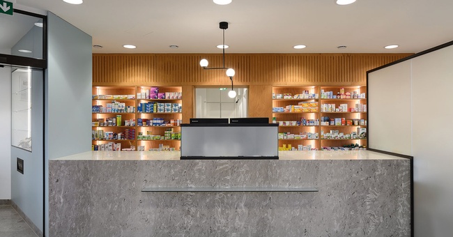 Apotheken sind heute offener gestaltet: Wichtig ist ein einfacher und barrierefreier Zugang zu den Verkaufsflächen und zur Tara. Diese Offizin wurde von Plan B Apo-Design entworfen. © PLAN B ARCHITEKTEN