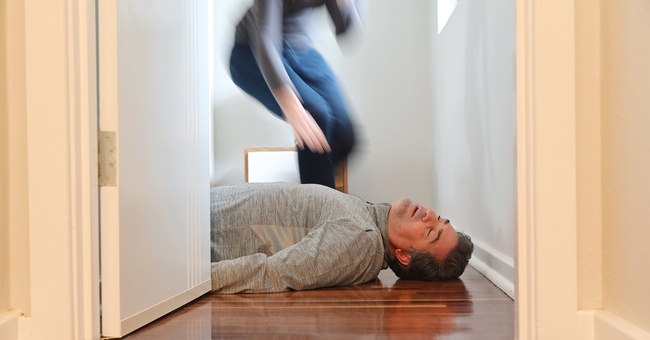 Mann liegt am Boden © Shutterstock