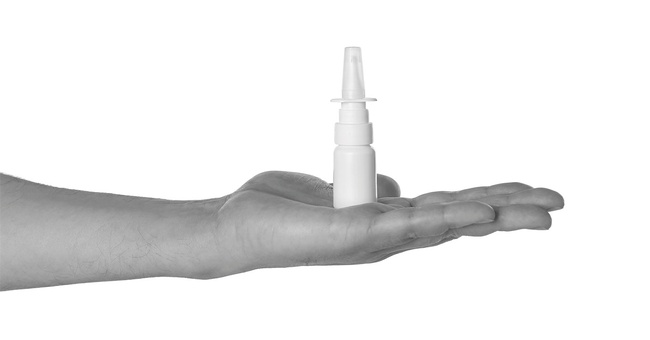 Ausgestreckte Hand mit Nasenspray auf der Handfläche. © Shutterstock