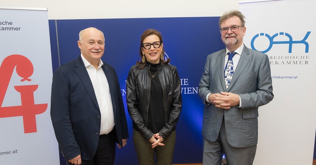 Dr. Gerhard Kobinger, Univ.-Prof. Dr. Ursula Wiedermann-Schmidt und Dr. Rudolf Schmitzberger sprachen u.&thinsp;a.  &uuml;ber den gro&szlig;en Aufholbedarf bei Durchimpfungsraten.  &copy; Medizinische Universit&auml;t/APA-Fotoservice/Tanzer