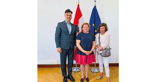 V.&thinsp;l.&thinsp;n.&thinsp;r.: Emil Diaconu (Social City Wien), Korinna Schumann (Bundesministerin f&uuml;r Arbeit, Soziales, Gesundheit, Pflege und Konsumentenschutz), Ao. Prof. Dr. Karin Guti&eacute;rrez-Lobos (PGE)  &copy; Emil Diaconu