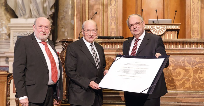 Wilhelm Fleischhacker (Mitte) bei der Übergabe des  Goldenen Ehrenzeichens durch Rektor Heinz Engl (rechts)  und Dekan Horst Seidler (links) im Jahr 2014.  © Universität Wien