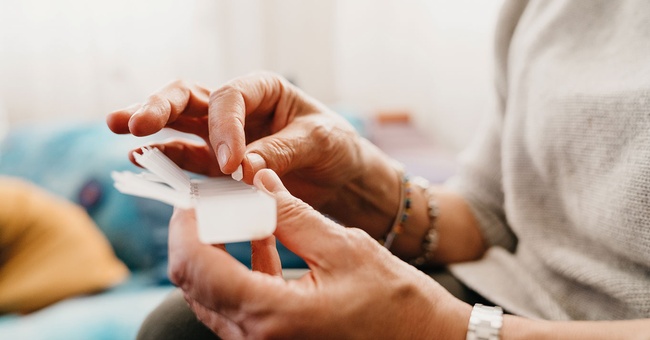 Viele ältere Menschen benötigen eine medikamentöse Therapie. Werden dauerhaft mehr als fünf Arzneimittel eingenommen, spricht man von Polypharmazie. © iStock