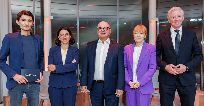 K&ouml;ksal Baltaci (Moderator/Redakteur Die Presse), Ilaria Passarani (PGEU), Thomas W. Veitschegger (&Ouml;sterreichischer Apothekerverband), Michaela Wlattnig (Sprecherin Patienten- und Pflege&shy;anw&auml;lte), Peter McDonald (Dachverband der Sozialversicherungstr&auml;ger) &copy; Roland Rudolph