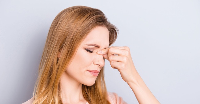 Frau hat entzündete Nasennebenhöhlen © AdobeStock