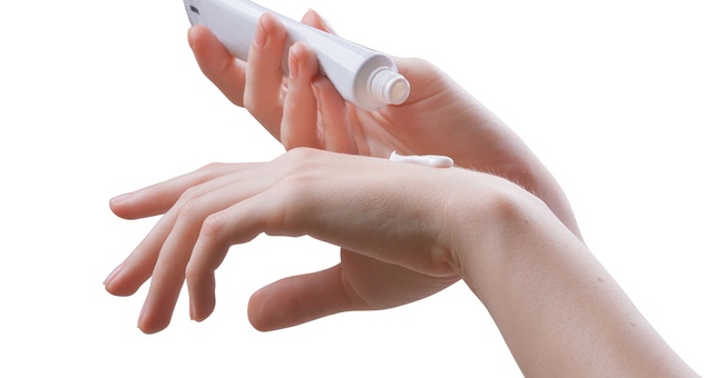 Anwendung der Hautcreme. © Shutterstock