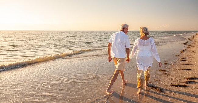 Altes Paar am Strand © Shutterstock