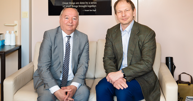 Praxis trifft Forschung:  Mag. pharm. Heinz Haberfeld und Univ.-Prof. Dr. Markus Zeitlinger  leiten den APOkongress 2026  in Schladming. Die &uuml;ber  600 Teilnehmer:innen erwartet  ein forderndes Programm von  Onkologie bis Dermatologie. &copy;  Irene Senn