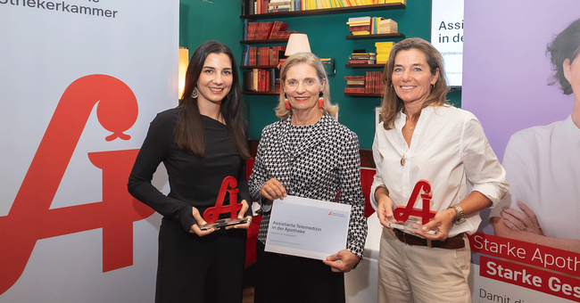 Kammerpr&auml;sidentin Ulrike Mursch-Edlmayr (Mitte) pr&auml;sentierte die Ergebnisse des Telemedizin- Pilotprojekts mit den Apothekerinnen Teresa Kriechbaumer (O&Ouml;, l.) und Caroline Frauendorfer (Wien, r.) &copy; &Ouml;eAK_David_Bohmann