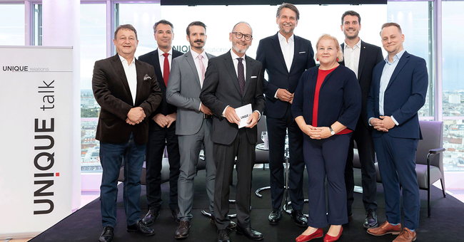 Diskutierten &uuml;ber nachhaltige Gesundheitsversorgung: Josef Kalina, Manuel Schalk, Dr. Benjamin Glaser, Gerald Gro&szlig;, Peter Lehner, Ministerin Korinna Schumann, Thomas Kuchlbacher und Dr. David Wachabauer. &copy; beigestellt