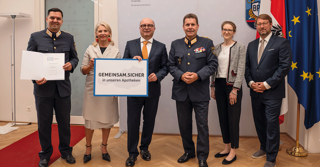Sicherheit ist eine gemeinsame Aufgabe: Daniel Zipfel (Polizist und Sicherheitskoordinator &Ouml;AV), Ulrike Mursch-Edlmayr (Pr&auml;sidentin der &Ouml;sterreichischen Apothekerkammer), Thomas W. Veitschegger (Pr&auml;sident &Ouml;AV), Michael Tak&aacute;cs (Bundespolizeidirektor), Franziska Frizberg (Projektleitung &Ouml;AV), Mario Wolfram (Direktor &Ouml;AV) &copy; LPD Wien