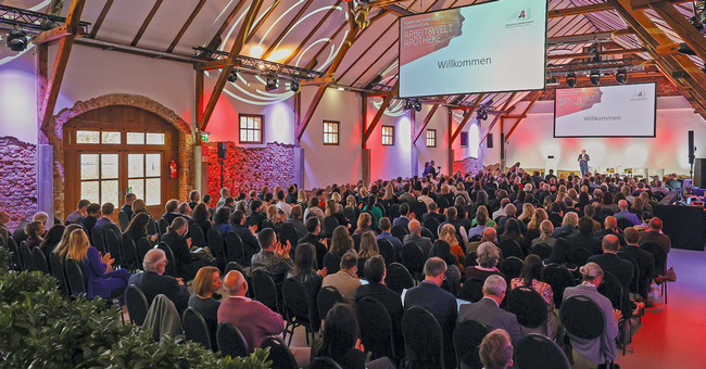 Volles Haus in Graz: Die Seifenfabrik  bot die perfekte Kulisse für das diesjährige Wirtschaftsforum. Die Teilnehmenden erwartete ein vielseitiges Programm. © Österreichische Apothekerverband/Oliver Wolf