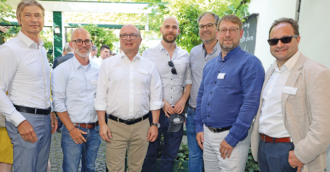 →  PHAGO-Präsident Andreas Windischbauer mit Wolfgang Trattner (Stv. Direktor ÖAV), Thomas W. Veitschegger (Präsident ÖAV), Stefan Deibl und Andreas Eichtinger (beide Apothekerkammer), Mario Wolfram (ÖAV-Direktor) und Matthias Petritsch aus der Rechtsabteilung des Österreichischen Apothekerverbands.  © Christian Fürst/Apothekerverband