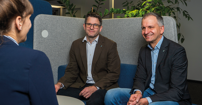 AMVS-Gesch&auml;ftsf&uuml;hrer Christoph Lendl, MSc (links) und  AMVS-Customer Manager DI Dr. Daniel Dangl im Gespr&auml;ch  mit der &Ouml;AZ: &bdquo;Das System ist ausgereift, die Apotheken  sind vorbereitet &ndash; jetzt geht es darum, die Routine  ohne Netz und doppelten Boden fortzusetzen.&ldquo;  &copy; Christoph Schipp