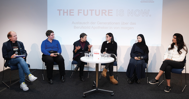 V. l. n. r.: Dr. Matthias König (ÖAV), Univ.-Prof. Dr. Anita Weidmann (Universität Innsbruck), Dr. Elisabeth Oberzaucher (Moderation),  Dr. Janine Griesser (Apothekerin und Influencerin), Iman Gafur und Berfin Acikbas (beide Studierende der Universität Innsbruck) © Martin Vardony