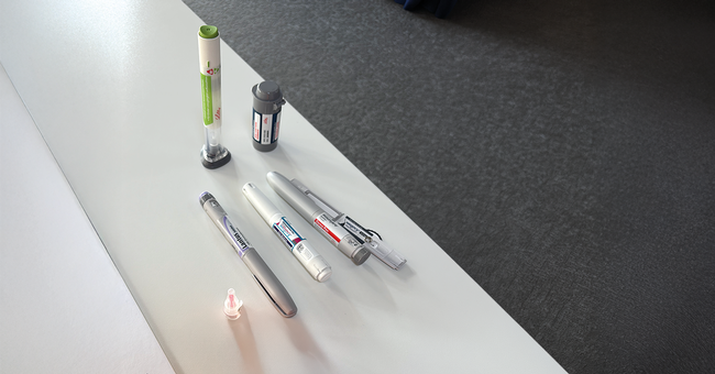 Hands-on statt Theorie:  Mit Demoger&auml;ten und Spritzkissen &uuml;bten die Teilnehmer:innen Penhandhabung und korrekte Injektionstechnik. &copy; beigestellt