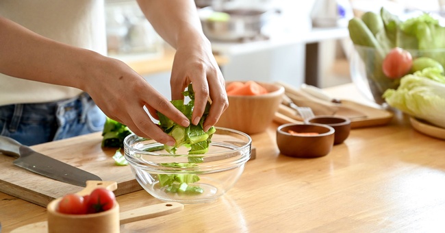 Frau kocht essen © Shutterstock