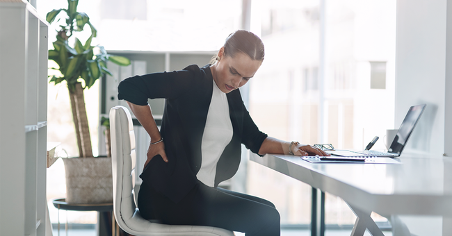 Bei akuten oder subakuten  Kreuzschmerzen ohne Warnhinweise reichen Anamnese und k&ouml;rperliche Unter&shy;suchung aus, bildgebende Verfahren oder Laboruntersuchungen sind in  der Regel nicht erforderlich. &copy; iStock