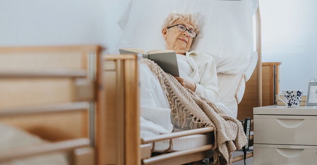 Pensionistin im Krankenhaus © iStock