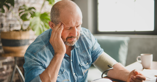 Mann mit Kopfschmerzen © iStock