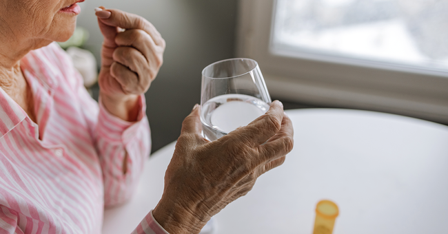 Vor allem Blutungen  im Magen-Darm-Bereich traten bei älteren Anwender:innen von Paracetamol auf. © iStock