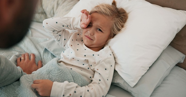 Kind am einschlafen &copy; iStock